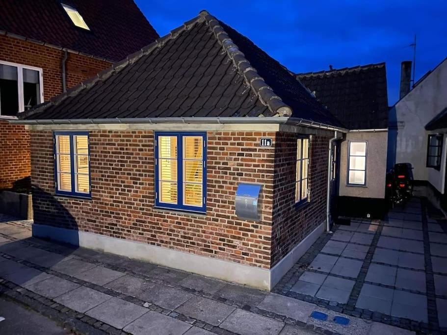 Hyggeligt Lille Byhus Lige Mellem Havnen Og Bytorv Ringkøbing Exterior foto